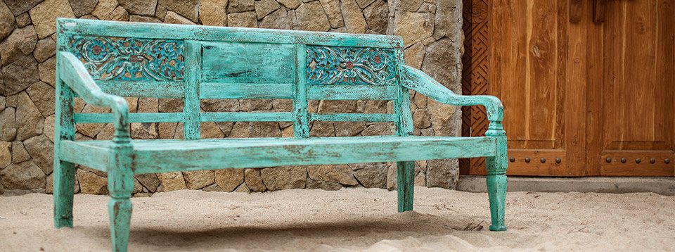 Banc en bois peint au resort