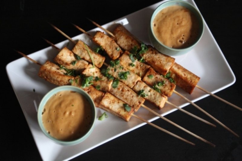 Satay de tofu, sauce cacahuète : la recette indonésienne