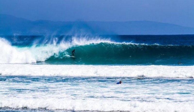 Surfer aux îles Gili : des vagues de récif sans la foule